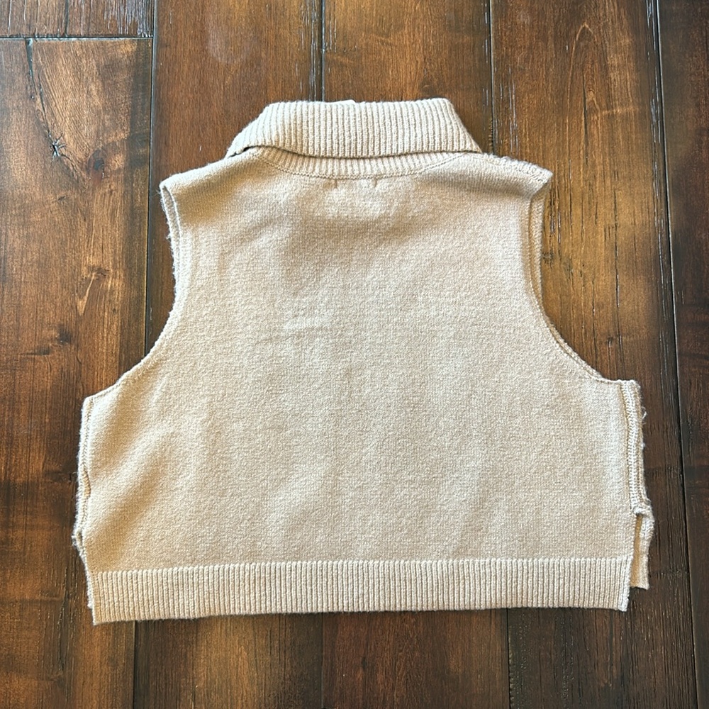 Solid argyle sweater vest- beige - Picture 2 of 4
